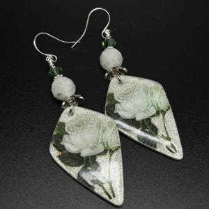 Handgemaakte lichtgewicht bloemenoorbellen, bloemensieraden, witte rozen, maansteensieraden, edelsteenoorbellen, cadeaus voor haar