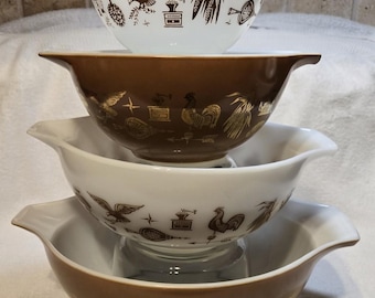 1960s Vintage Pyrex Early American Cinderella Bowls Set of Four Nesting Bowls