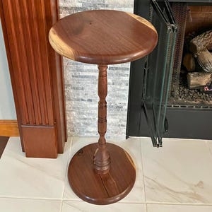 Handgefertigter Beistelltisch aus Nussbaum | Beistelltisch Nussbaum massiv | Luxus handgefertigte Möbel | Erbstück-Qualität Akzent Tisch | Moderner Runder Holztisch