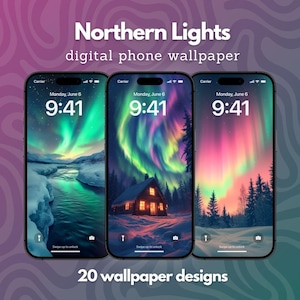 Op de afbeelding: Drie smartphones met digitale Northern Lights telefoonachtergronden. De schermen tonen levendige groene, roze en paarse noorderlichtscènes boven besneeuwde landschappen, inclusief een hut en dennenbomen, met de tekst Northern Lights digital phone wallpaper en 20 wallpaper designs.