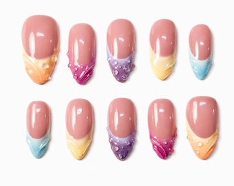 Unghie finte Prism Sorbet fatte a mano, nei toni del blu, rosa, viola e giallo, con dettagli, riutilizzabili, resistenti e in gel acrilico.