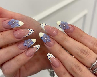 Unghie finte adesive Bluebell Dottie fatte a mano, blu 3D e french bianco, riutilizzabili, resistenti e in gel acrilico