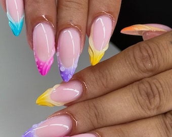 Uñas postizas de gel acrílicas resistentes y duraderas, hechas a mano, modelo Prism Sorbet, en tonos azul, rosa, violeta y amarillo, con detalles.