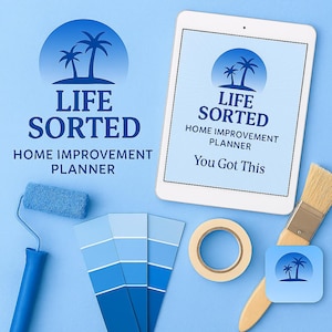 以下が含まれることがあります： 「Life Sorted Home Improvement Planner」と「You Got This」のテキストが表示されたタブレットが置かれた青色の背景。 ペイントスウォッチ、ペイントローラー、ブラシ、テープも表示されています。 ヤシの木のロゴが見えます。