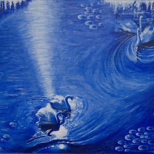 以下が含まれることがあります： 2羽の白鳥が優雅に泳ぐ、穏やかな青い湖の風景を描いたオリジナルの油絵。渦巻く水、光の反射、繊細なディテールが特徴で、静かな雰囲気を醸し出しています。