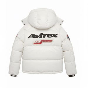 Puede incluir: Chaqueta acolchada blanca con capucha, con el nombre de la marca "Avirex" en letras negras en la espalda. Debajo del nombre de la marca est&aacute; el texto "All Star Hunters" en rojo y blanco. La chaqueta tiene pu&ntilde;os a rayas blancas y negras.