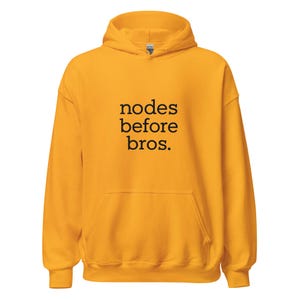 Puede incluir: Sudadera con capucha de color amarillo mostaza con el texto "nodes before bros." en negro. La sudadera tiene una capucha con cordón y un bolsillo delantero. La prenda está hecha de un material suave.