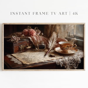 以下が含まれることがあります： ヴィンテージの静物画をあしらった、額入りのデジタルアートプリント。木箱、羽根ペン、インク壺、ティーカップ、手書きの手紙が描かれています。暖色系の色使いで、柔らかな光と細部へのこだわりが特徴です。