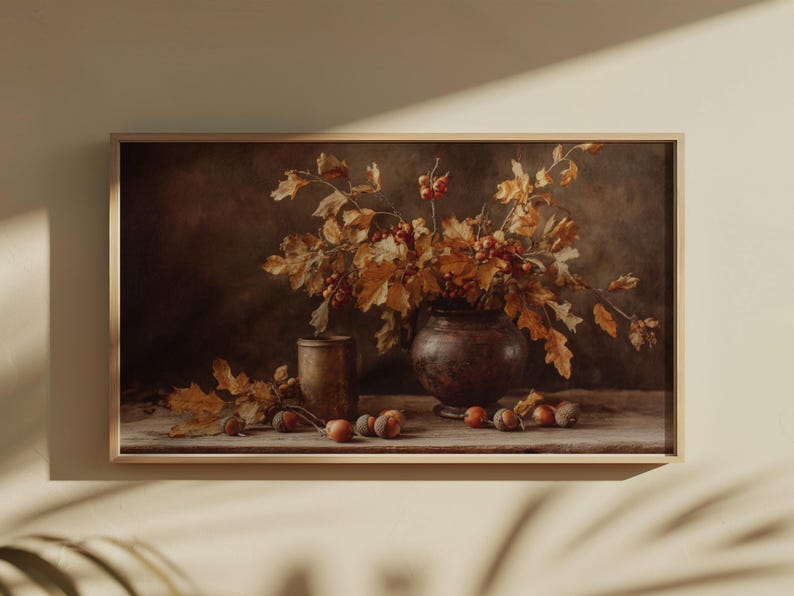 Pu&ograve; includere: Dipinto con cornice di natura morta con un vaso marrone scuro pieno di foglie e bacche autunnali. Una piccola tazza di bronzo &egrave; a sinistra, con ghiande sparse sulla superficie di legno. L'opera d'arte ha un'estetica vintage calda.