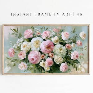 Può includere: Dipinto floreale incorniciato con un bouquet di rose rosa e bianche, con foglie verdi. L'opera è ambientata su uno sfondo azzurro chiaro. Il testo "INSTANT FRAME TV ART | 4K" è in alto.
