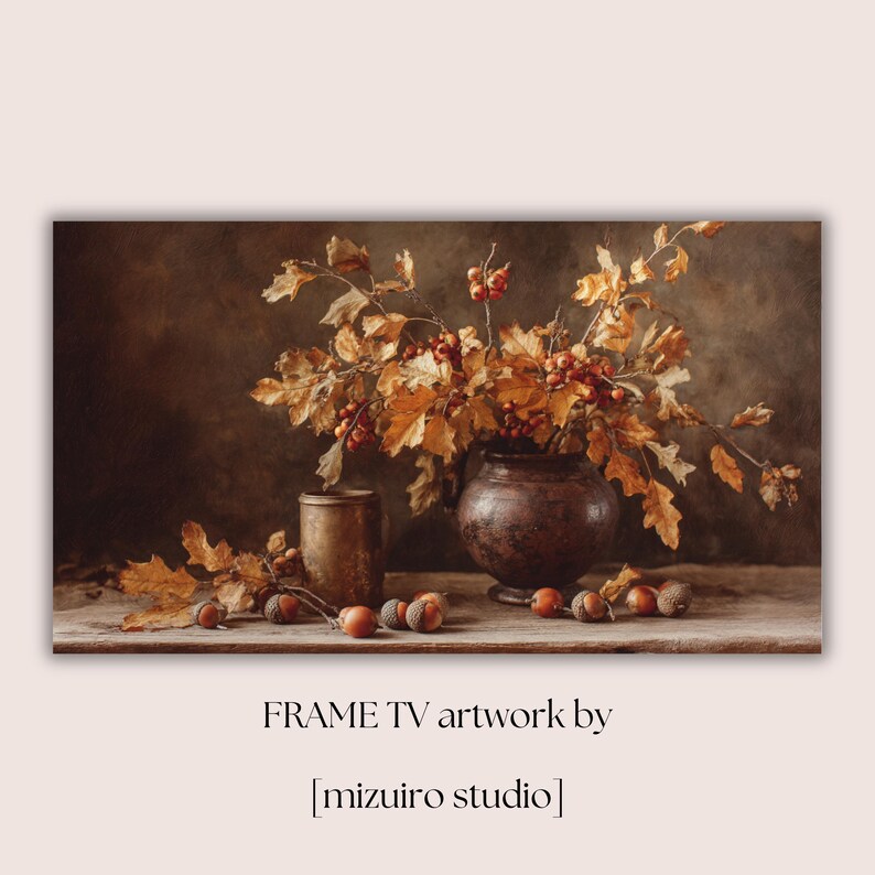 Pu&ograve; includere: Un'opera d'arte per Frame TV con una natura morta. Un vaso marrone scuro contiene rami con foglie arancioni e bacche rosse. Ghiande e un piccolo contenitore di metallo su una superficie di legno. Testo: "FRAME TV artwork by [mizuiro studio]"