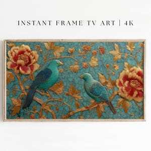 以下が含まれることがあります： 金色の枝に止まる2羽のターコイズブルーの鳥、赤と金の花、ターコイズブルーの背景が特徴の額装されたアートワーク。「INSTANT FRAME TV ART | 4K」と表示されています。