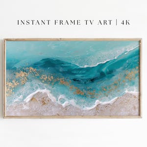 以下が含まれることがあります： 抽象的な海の風景を描いた長方形の額入りアートワーク。 ターコイズとターコイズの色合い、金色のアクセント、白い泡立つ波が表示されます。 上部には「INSTANT FRAME TV ART | 4K」というテキストがあります。
