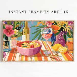 Könnte beinhalten: Ein lebendiges Gemälde einer Tischszene mit Pasta, einem Weinglas und einer Flasche. Bunte Blumen und eine Zitrone sind ebenfalls vorhanden. Das Kunstwerk ist gerahmt und mit "INSTANT FRAME TV ART | 4K" beschriftet.