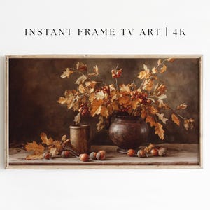 Pu&ograve; includere: Dipinto di natura morta incorniciato con un vaso di foglie e bacche autunnali. Un contenitore di bronzo pi&ugrave; piccolo e diverse ghiande sono su una superficie di legno. Il testo "INSTANT FRAME TV ART | 4K" &egrave; in alto.