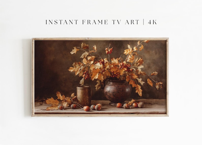 Pu&ograve; includere: Dipinto di natura morta incorniciato con un vaso di foglie e bacche autunnali. Un contenitore di bronzo pi&ugrave; piccolo e diverse ghiande sono su una superficie di legno. Il testo "INSTANT FRAME TV ART | 4K" &egrave; in alto.