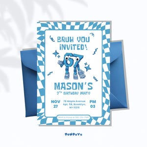 Op de afbeelding: Blauwe en witte verjaardagsuitnodiging met een geblokte rand. De uitnodiging luidt "BRUH YOU INVITED!" en "MASON'S 7th BIRTHDAY PARTY". Bevat datum, tijd en locatie. Een blauwe envelop bevindt zich achter de uitnodiging.