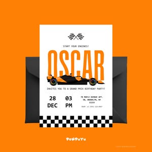 Peut inclure: Une invitation blanche avec un design de voiture de course orange et noire. La carte indique "OSCAR INVITES YOU TO A GRAND PRIX BIRTHDAY PARTY!" avec la date, l'heure et le lieu. La carte est posée sur un fond orange avec une enveloppe noire.