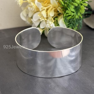 ハンドメイドのスターリングシルバー製カフブレスレット：エレガントな調節可能なバングル