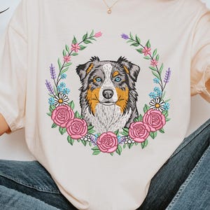 Disegno da ricamo floreale di pastore australiano, modello di ritratto di cane australiano, regalo per mamma di cane, lime per macchina