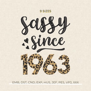 Könnte beinhalten: Ein Stickdesign mit dem Schriftzug "Sassy Since 1963". Das Wort "Sassy" ist in einer Schreibschrift gehalten, und "Since" in einer kleineren, einfacheren Schrift. Die Zahlen "1963" sind im Leopardenmuster gehalten. Der Text "9 SIZES" steht oben.