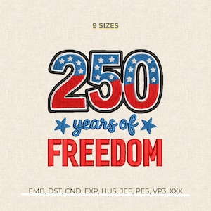 Könnte beinhalten: Gesticktes Design mit dem Text "250 years of FREEDOM". Die Zahl 250 ist rot und blau mit weißen Sternen. Die Worte "years of" sind in blauer Schrift und "FREEDOM" in roten Blockbuchstaben. Das Design befindet sich auf beigem Hintergrund.