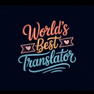 Może przedstawiać: Haftowany wzór na ciemnogranatowym tle z napisem World's Best Translator. Słowo World's jest koralowe, Best jest złote, a Translator jasnoniebieski. Dwa różowe serca są wyśrodkowane na poziomych banerach.