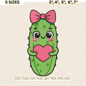 Pode incluir: Um desenho de cacto verde com laço e coração rosa, com o texto "5 TAMANHOS" e tamanhos 7,6cm, 10,2cm, 12,7cm, 15,2cm, 17,8cm. O cacto tem um rosto sorridente e segura um coração rosa. O design inclui os tipos de arquivo DST, CND, EXP, HUS, JEF, PES, VP3, XXX.
