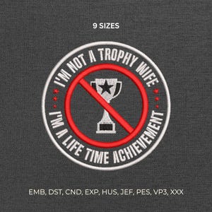 Puede incluir: Parche bordado circular con el texto "I'M NOT A TROPHY WIFE, I'M A LIFE TIME ACHIEVEMENT" en blanco, con un signo de prohibición rojo sobre un trofeo. El texto está dispuesto en círculo. El texto "9 SIZES" está en la parte superior.