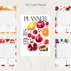 Könnte beinhalten: Ein PDF-Obstplaner mit weißem Hintergrund. Der Planer enthält Monatsseiten mit Obst-Themenrändern und Aquarellillustrationen von Früchten wie Orangen, Erdbeeren, Kirschen, Trauben und Granatäpfeln. Die zentrale Seite trägt die Wörter "PLANER" und "FRÜCHTE".