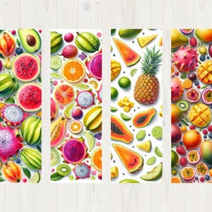 Könnte beinhalten: Vier farbenfrohe Lesezeichen mit einer Vielzahl tropischer Früchte. Die Lesezeichen zeigen lebendige Illustrationen von Wassermelone, Drachenfrucht, Ananas, Mango, Papaya und mehr, vor einem weißen Hintergrund.