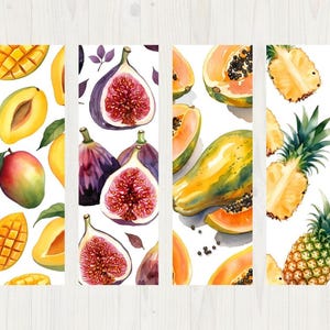 Könnte beinhalten: Aquarell-Lesezeichen mit Mangos, Feigen, Papayas und Ananas. Das Mango-Lesezeichen zeigt ganze und geschnittene Früchte mit grünen Blättern. Das Feigen-Lesezeichen zeigt violette Feigen mit rotem Inneren. Das Papaya-Lesezeichen zeigt orange und gelbe Früchte. Das Ananas-Lesezeichen zeigt gelbe Früchte mit grünen Blättern.