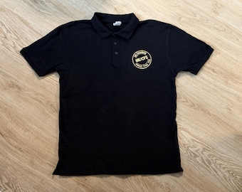Herren Poloshirt mit ME/CFS Stempel – Awareness Polo | Statement Kleidung für Aufklärung