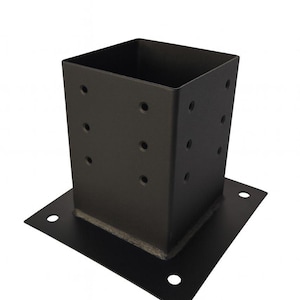 Könnte beinhalten: Schwarzer Metallpfostenfuß mit quadratischer Oberseite und Grundplatte. Der Pfostenfuß hat mehrere Löcher zur Montage und ist zur Aufnahme eines Holzpfostens konzipiert. Die Basis besteht aus strapazierfähigem Stahl.