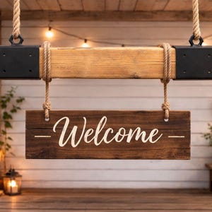 Może przedstawiać: Zestaw trzech ceramicznych kubków z nakrapianym, matowym wykończeniem. Kubki są w odcieniach kremu, jasnoszarym i ciemnoszarym. Każdy kubek ma prosty, minimalistyczny design i zaokrąglony uchwyt.