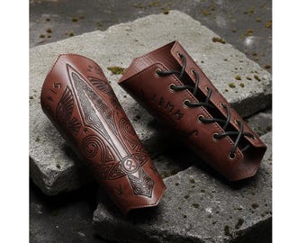 Bracciali in pelle fatti a mano: polsini medievali, steampunk e gotici