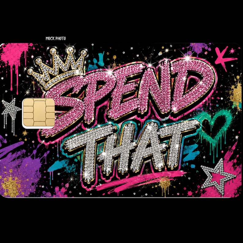 Puede incluir: Una pegatina rectangular para tarjeta de cr&eacute;dito con fondo negro y salpicaduras de pintura de colores. El texto SPEND THAT est&aacute; escrito en letras grandes, brillantes, de color rosa y plata. Una corona enjoyada aparece sobre el texto.