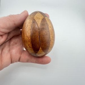Puede incluir: Un juego de tres tazas de cerámica con un acabado mate moteado. Las tazas son de color crema, gris claro y gris oscuro. Cada taza tiene un diseño simple y minimalista y un asa redondeada.