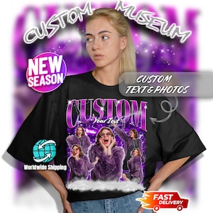 Peut inclure: T-shirt noir avec un motif personnalisé avec le mot "CUSTOM" en violet, style éclair, avec le texte "Your Text" en dessous. Le motif comprend des images d'une personne en manteau de fourrure violet. Le t-shirt a également le texte "NEW SEASON".