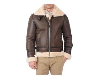 Puede incluir: Chaqueta de cuero marrón con cuello y puños de borrego color crema. La chaqueta tiene cremallera y un estilo aviador clásico. El modelo lleva pantalones color caqui.