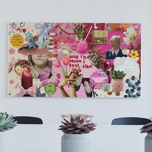 Puede incluir: Un espacio de oficina moderno con una mesa blanca y tres plantas suculentas en macetas grises. Una gran obra de arte de collage colorido cuelga en la pared, con el texto "and that's when I feel like". También se ve una obra de arte abstracta enmarcada.