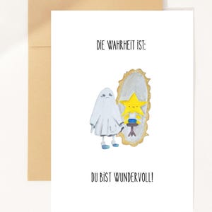 Puede incluir: Tarjeta de felicitación con una ilustración caprichosa. Una figura blanca con forma de fantasma está frente a un espejo que refleja una estrella amarilla. El texto dice "DIE WAHRHEIT IST: DU BIST WUNDERVOLL!" en una tarjeta blanca.