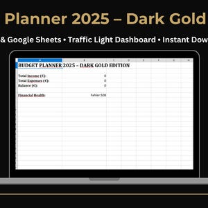 Könnte beinhalten: Ein Laptop zeigt eine Tabelle mit dem Titel "Budget Planner 2025 - Dark Gold Edition". Der Bildschirm zeigt eine Tabelle mit Spalten für Einnahmen, Ausgaben und Saldo. Der Text "Excel & Google Sheets • Traffic Light Dashboard • Instant Download" ist darüber.