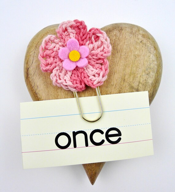 pink variegated crochet flower jumbo paper clip yarn gold felt shabby chic planner book mark bookmark paperclip flower paper clip
