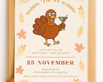 Op de afbeelding: Thanksgiving-thema uitnodiging op een houten klembord. De uitnodiging toont een cartoon kalkoen met een martini, omringd door herfstbladeren. Tekst bevat "Gobble 'Till we wobble", "25 november" en evenementdetails.