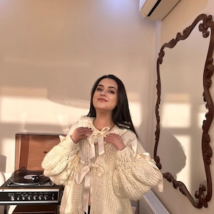 Handgemachte Beige Vintage Strickjacke mit Band Details