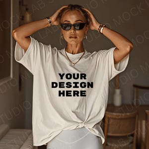 Maqueta de camisa blanca Gildan 5000 de gran tamaño, modelo real, minimalista, PNG para diseño de camisetas.