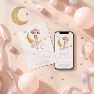 Może przedstawiać: Zaproszenie urodzinowe i smartfon wyświetlają akwarelową ilustrację astronauty na półksiężycu z napisem "TWO The moon". Zaproszenie i telefon otoczone są różowymi i złotymi elementami dekoracyjnymi.