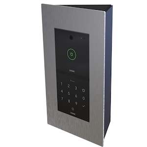 Può includere: Un sistema di interfono rettangolare in metallo spazzolato con un pannello di controllo nero. Il pannello presenta una tastiera, una fotocamera e un pulsante verde illuminato. Il marchio "Loxone" è stampato sul pannello.