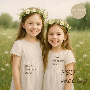 Könnte beinhalten: Zwei junge Mädchen tragen weiße Kleider und Gänseblümchen-Blumenkränze und stehen in einem Feld mit Wildblumen. Die Kleider haben den Text "your Pattern here". Das Bild hat ein "AGNATA Mockup" Logo und die Worte "PSD mockup".